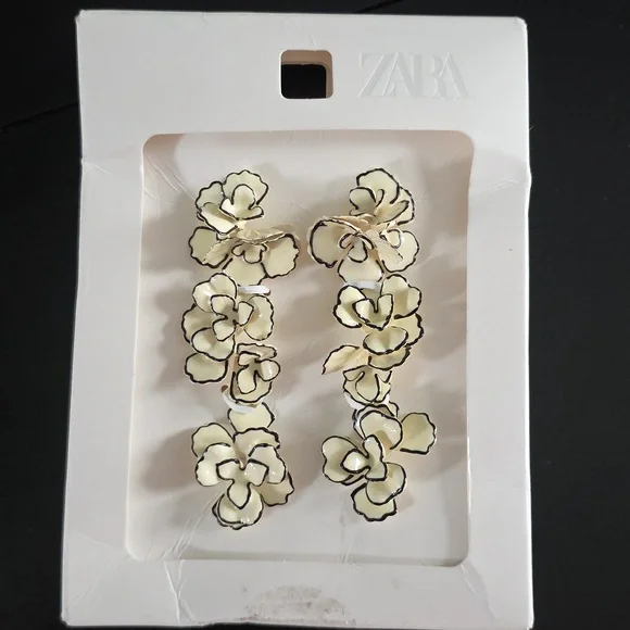 ZARA Contrast Flower Earrings - Picture 6 of 14